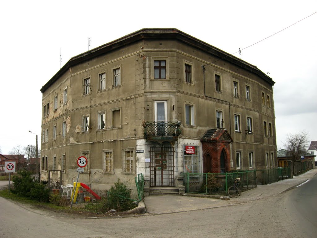 Budynek na rogu  (Rogi - ul.Główna)