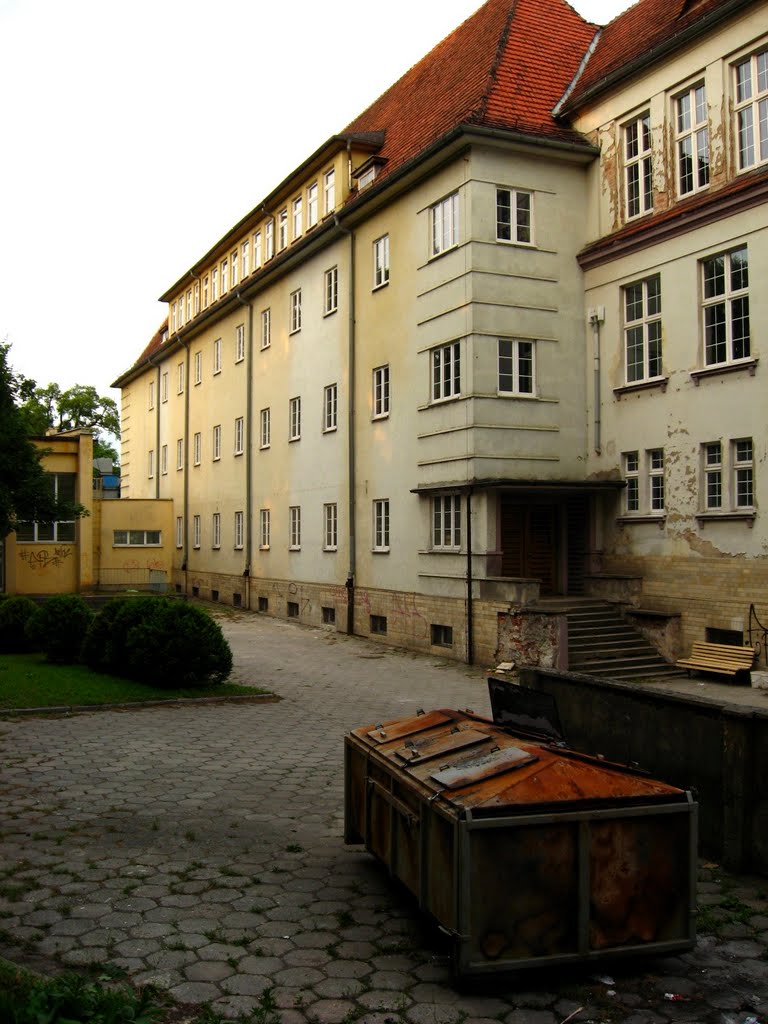 Kontener (Liceum im.H.Sienkiewicza - boczne wejście)