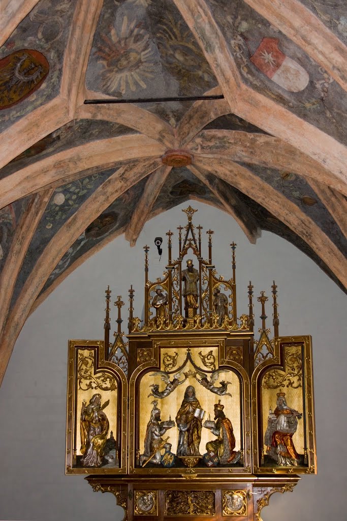 Kościół Św Trójcy; kaplica św. Anny zwana Piastowską - ołtarz i ozdobne sklepienie