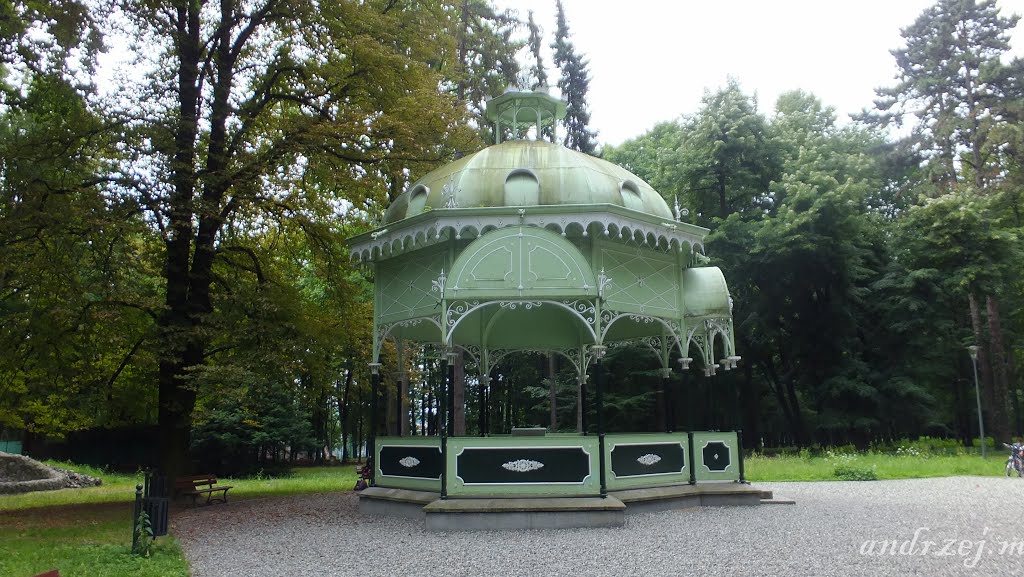 ażurowa altana z 1887 - pawilon muzyczny