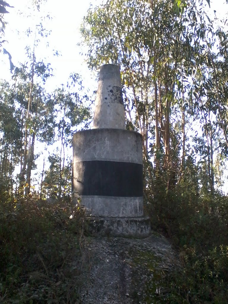 Marco geodésico na Serra de Airó