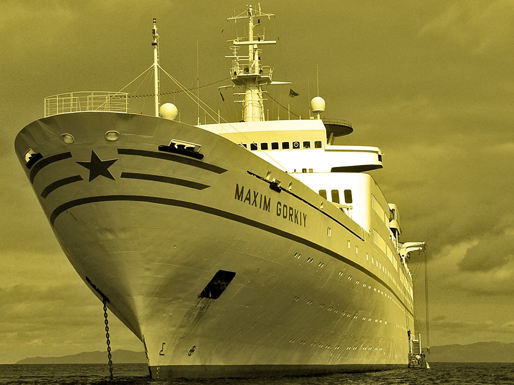 TS Maxim Gorki auf Reede vor Faial