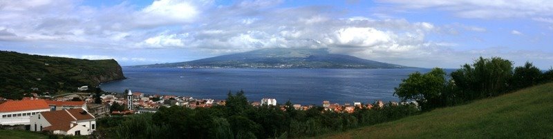 Panorama sur Horta et sa côte.