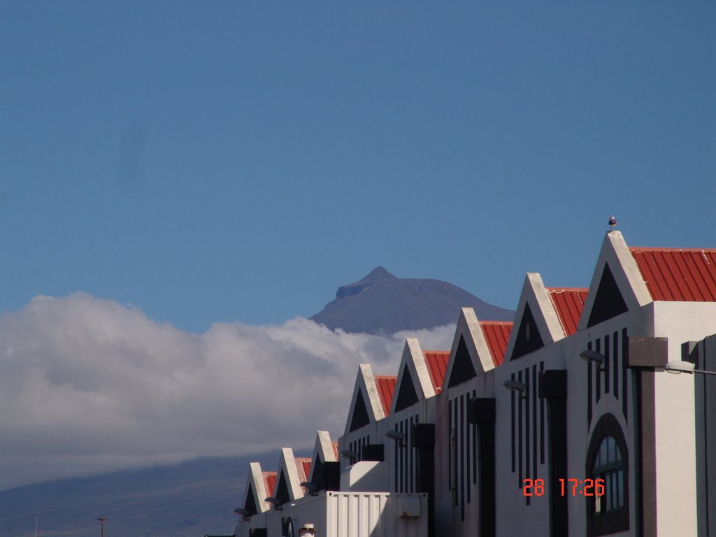 Ilha do Pico Visto do Cais - Horta - Ilha Faial - Açores - Portugal - 38° 31 39.72" N 28° 37 28.92" W
