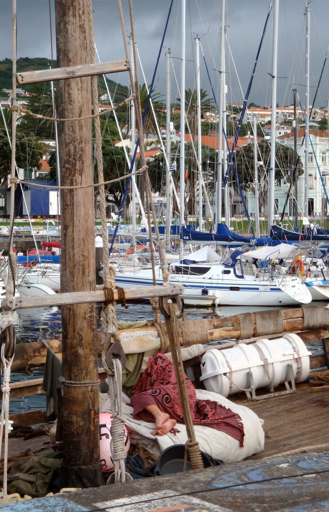 Faial veleiro atracado na Baía da Cidade da Horta!...
