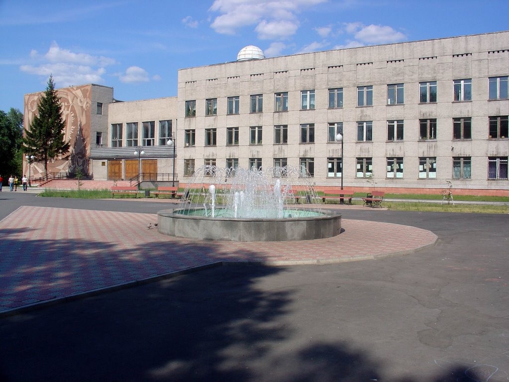 Фонтан у Центра Детского Творчества