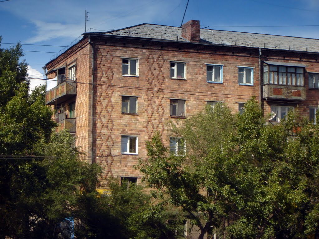2006-08, Хакасия, г. Абакан, ул. Пушкина. Национальный орнамент в кирпичной кладке зданий/  Khakassia, Abakan city. National pattern in masonry buildings.