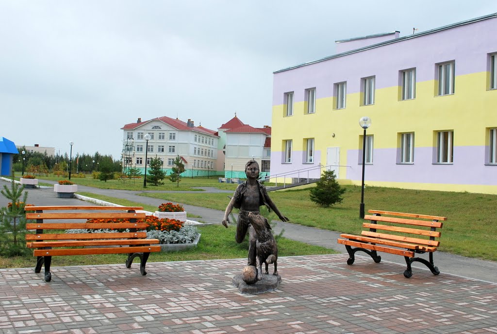 Лангепас. Скульптура "бегущий мальчик"