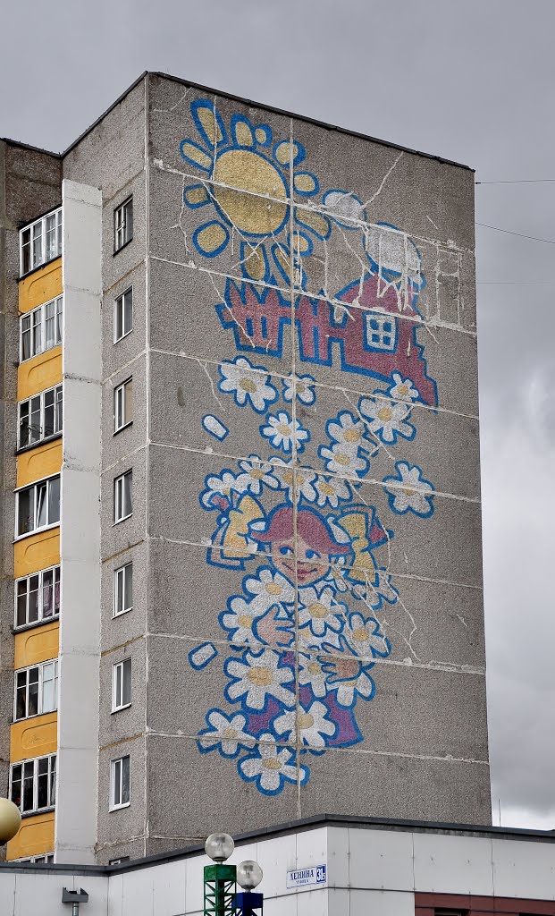 Soviet decor at building on Lenina street