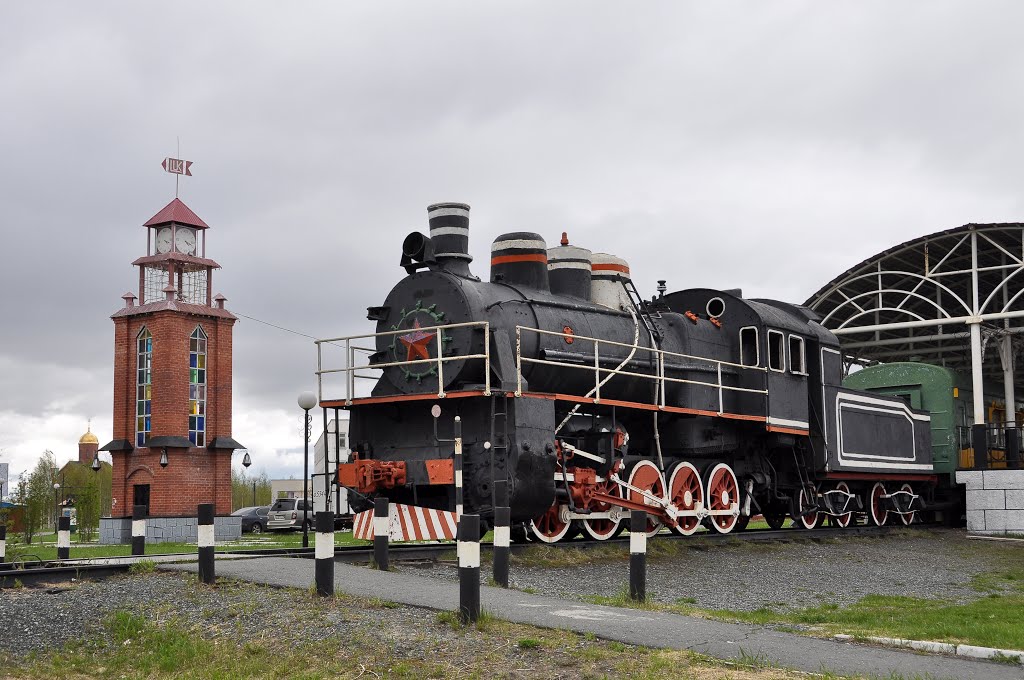 Steam locomotive on Retro square