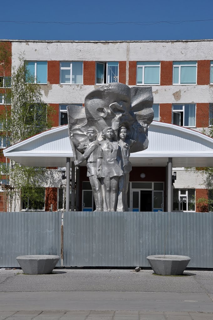 Sculpture "Young Pioneers"
