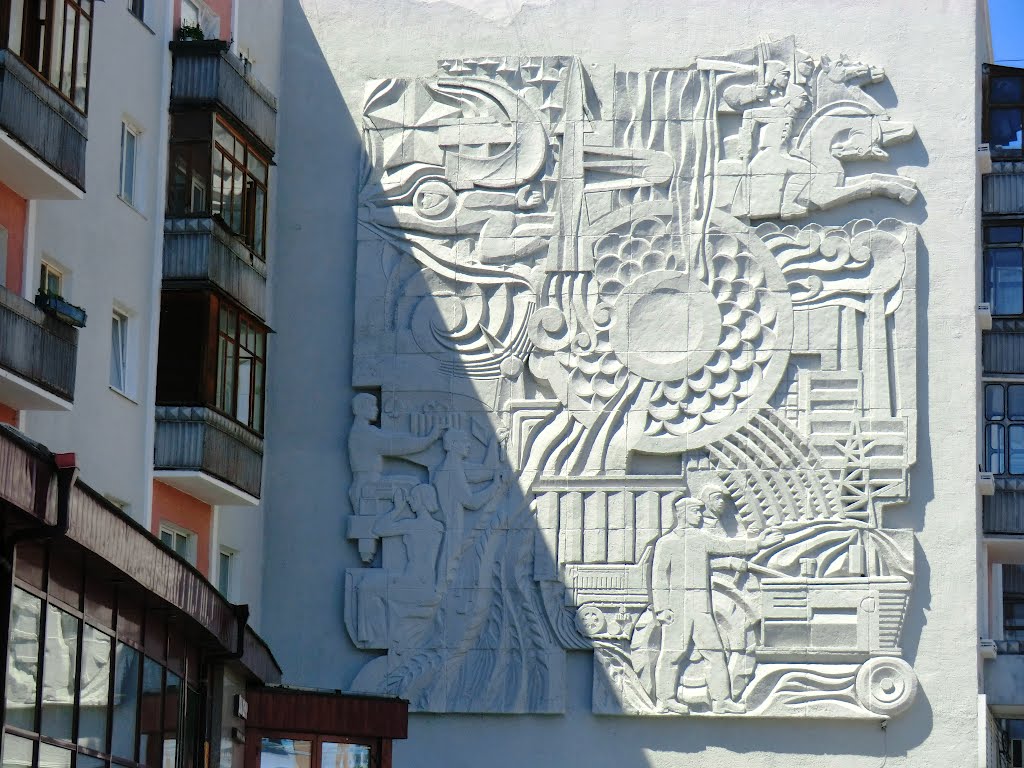 Панно на здании. Барнаул, пр. Ленина, 27