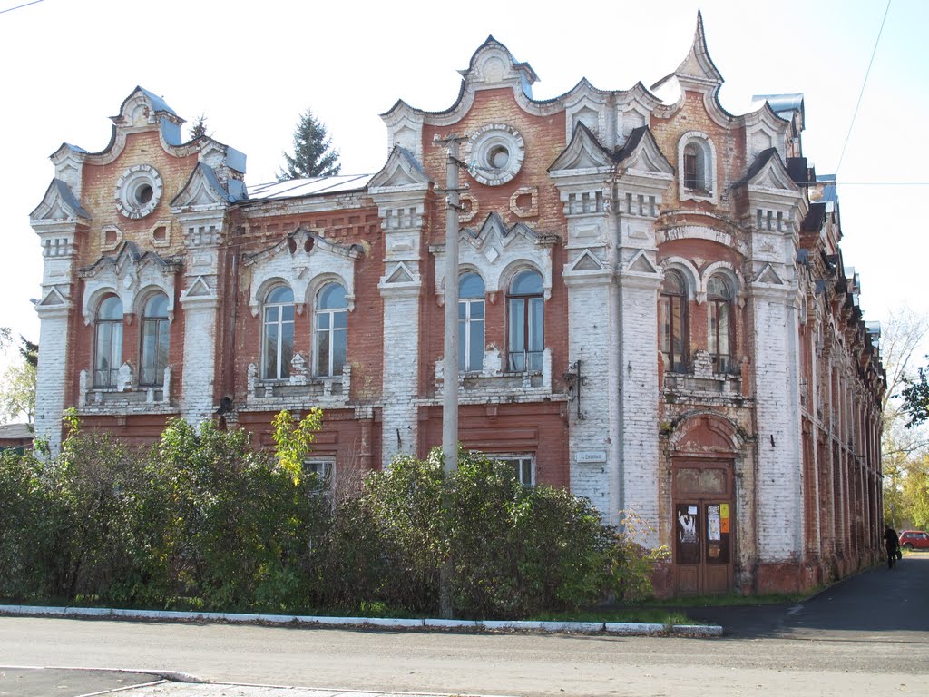 Бийск. Льва Толстого, 119. Красивейшее здание. Строилось как пассаж Клевцова — наимоднейший магазин в городе. Я помню только госпиталь. Военных лечили. И во дворе витает атмосфера захоронений.