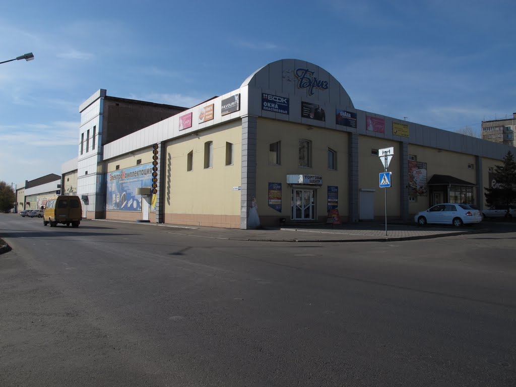 Бийская табачная фабрика. Старый красивый заводской корпус. Глаз радовал, пока не зашили его жтой пласмассой. Теперь люди стыдливо отворачиваются, проходя мимо