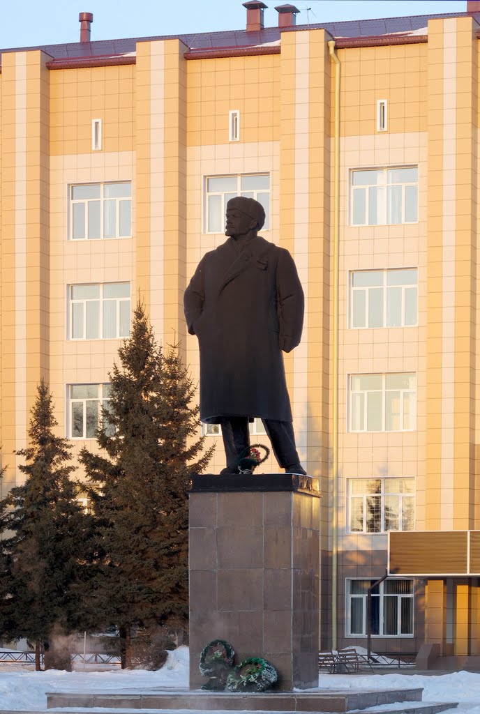 Бийск. Единственный памятник В.И.Ленину в шапке-ушанке (Квест, 2 часа назад, говорит:     Народный художник РСФСР Христофор Геворкян утепленного Ильича сотворил и для города Минусинска, так что ДВА памятника Ильичу в шапке...). Значит один из двух