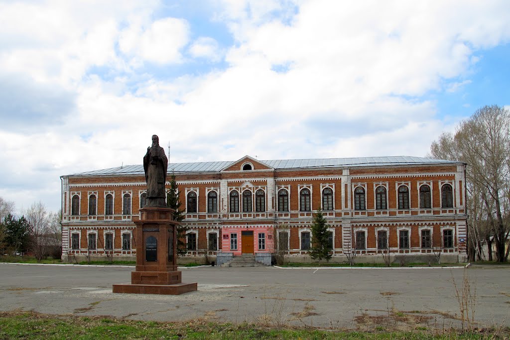 Бийск. Православная гимназия, гарнизонный Дом офицеров