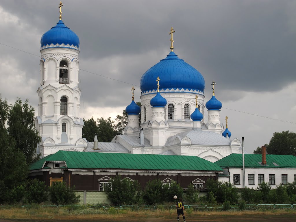 Бийск. Успенский собор с поля стадиона "Авангард"
