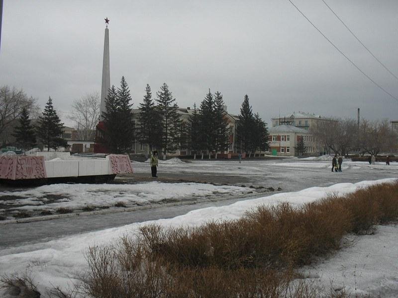 Фонтан и администрация на Площади Мира