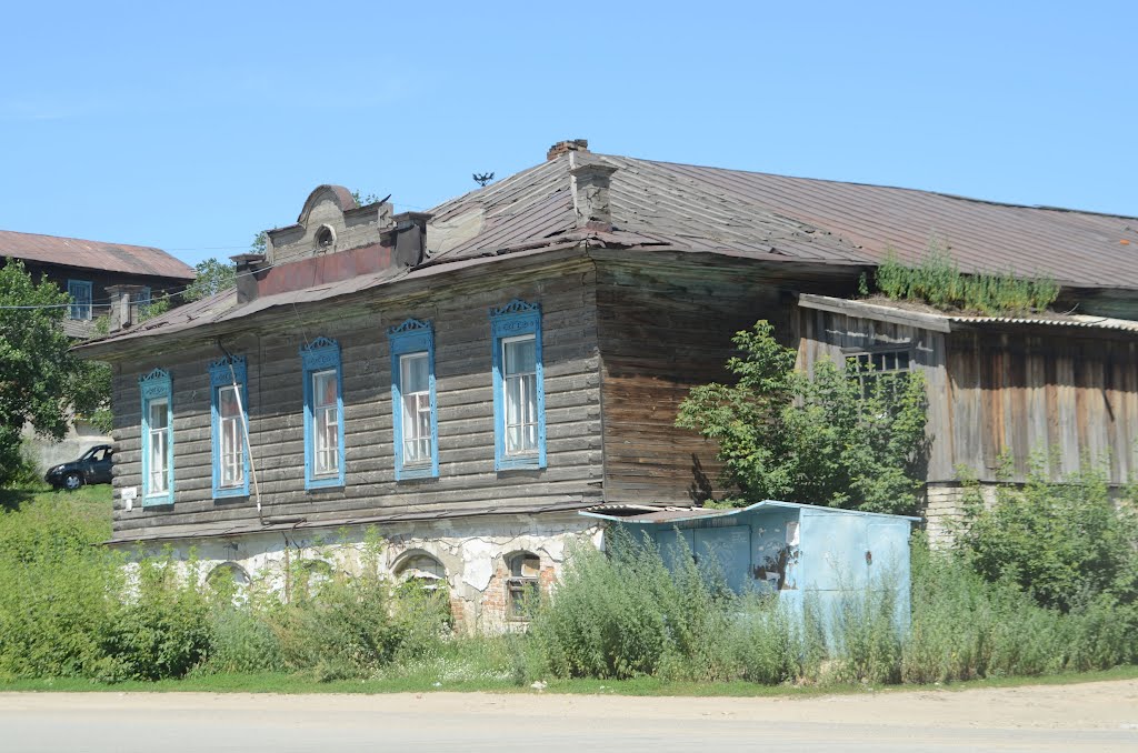 Деревянный дом с каменным фундаментом