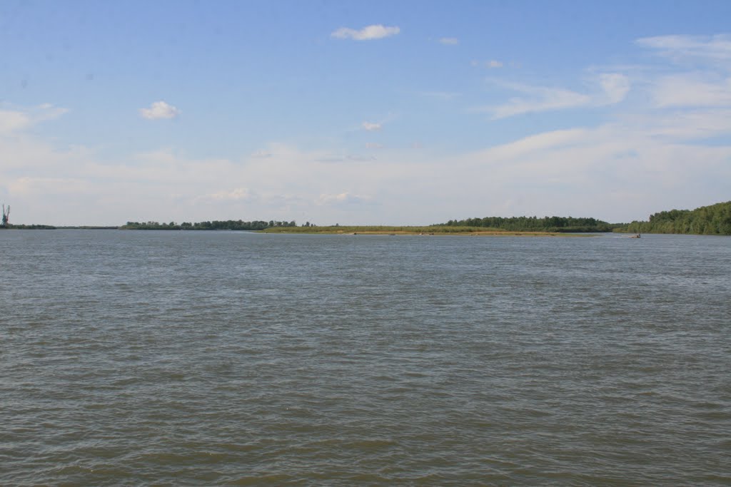 посередине реки