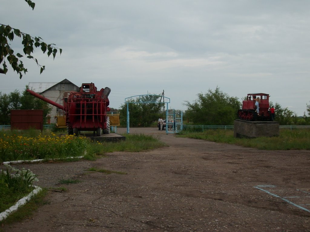 Училище, село Ключи