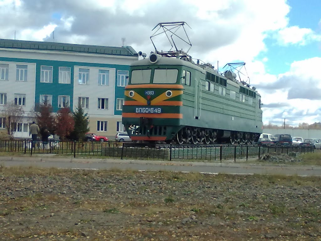 Памятник-электровоз напротив ТЧ-7