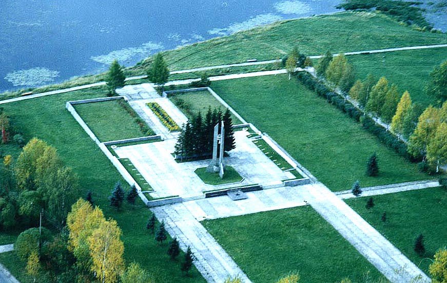 город Мирный,вид с самолёта.Вечный огонь памяти погибших.