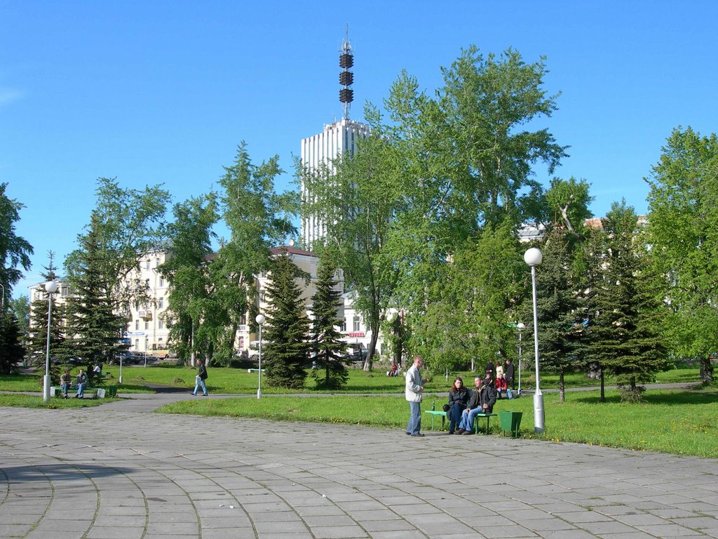 У фонтана