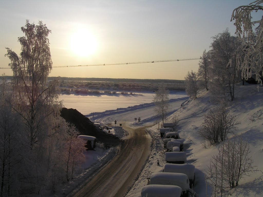 Спуск к ледовой переправе. Правый берег Северной Двины.