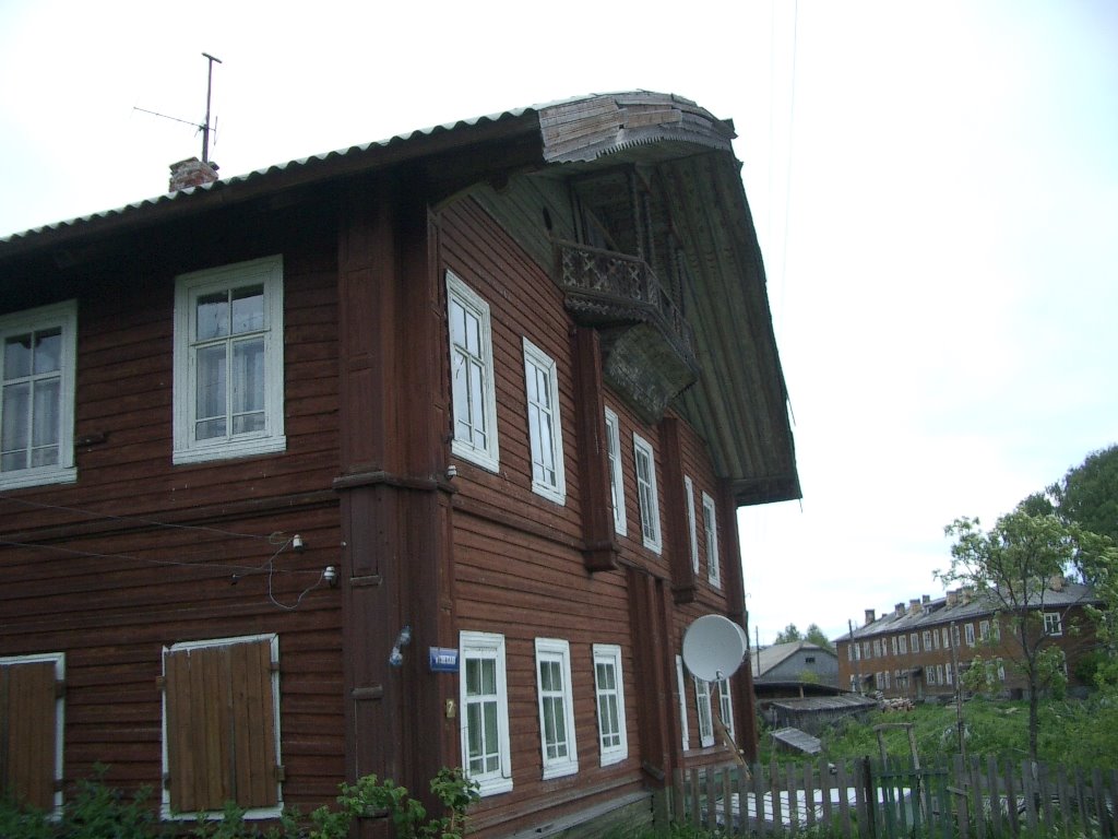 Дом с тарелкой