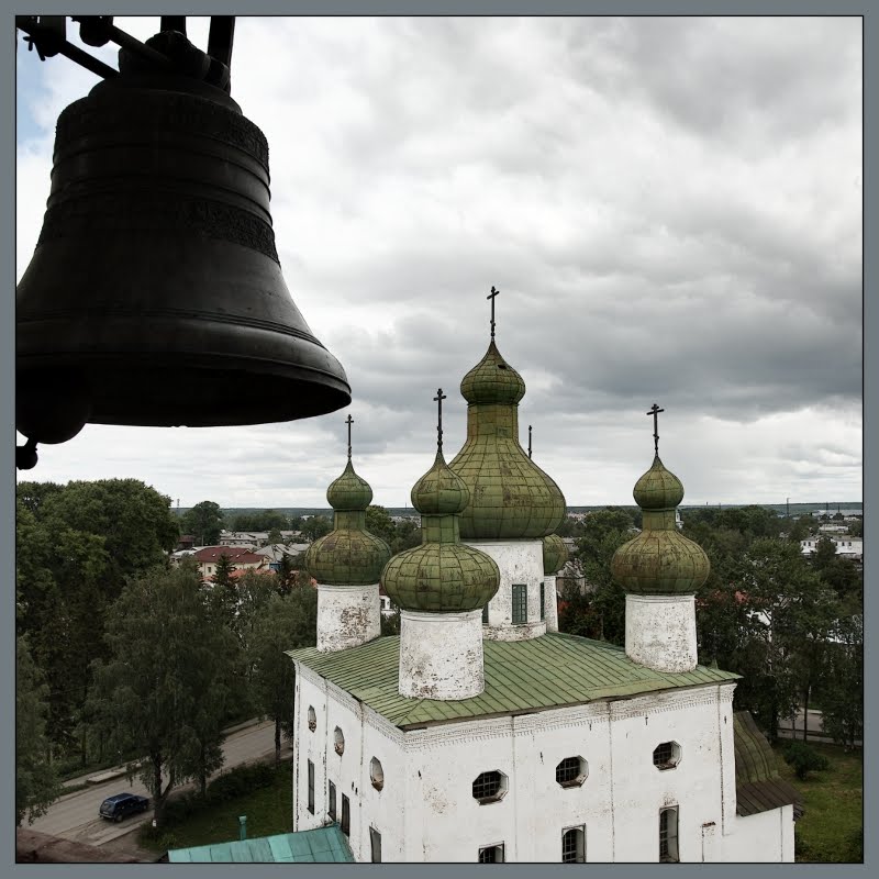 В синем небе, колокольнями проколотом ...