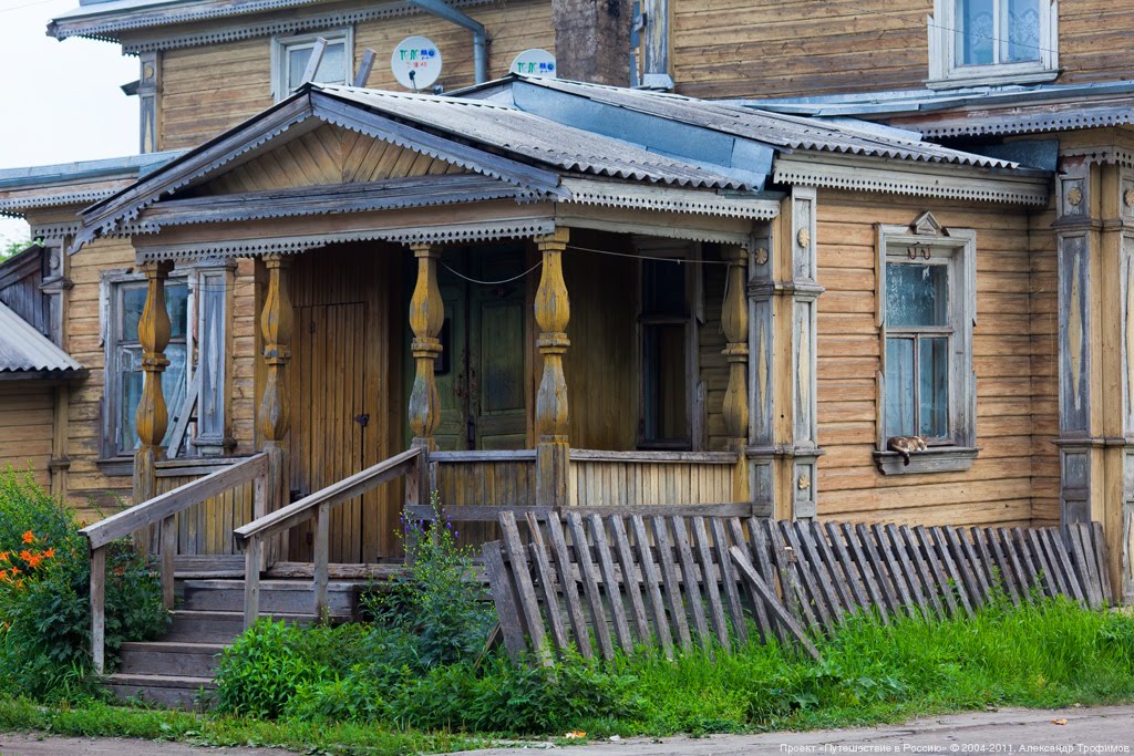 Крыльцо деревянного дома в Каргополе