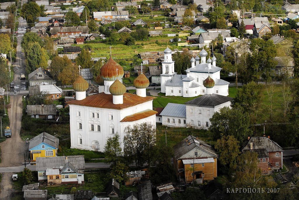 Вид на Собор Рождества Христова (слева) и церковь Рождества Богородицы (справа) 28.08.07