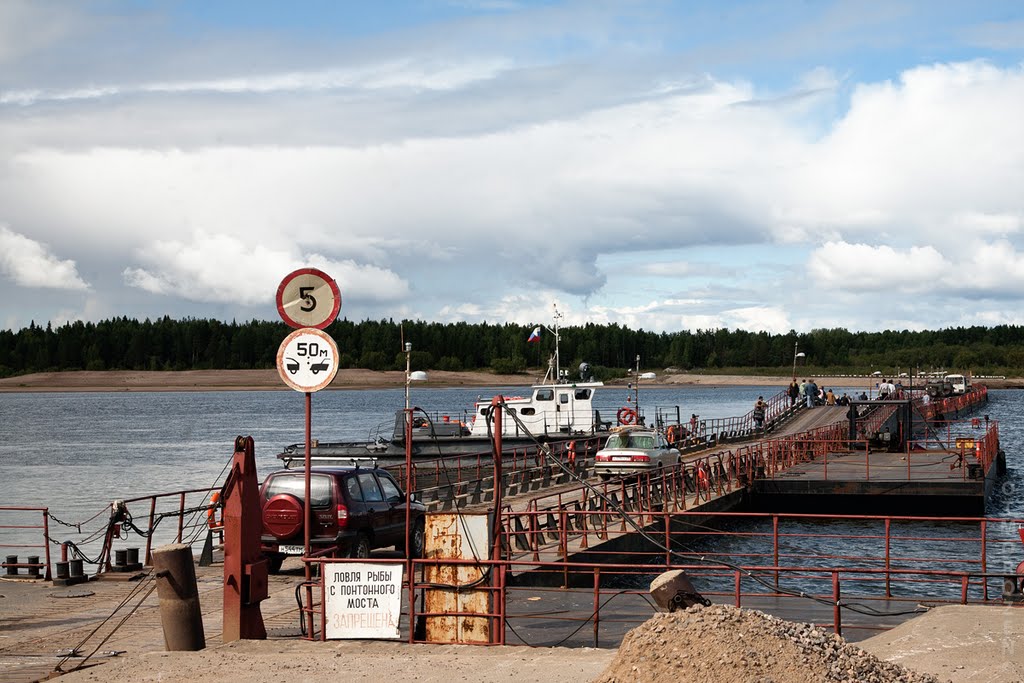 Pontoon crossing