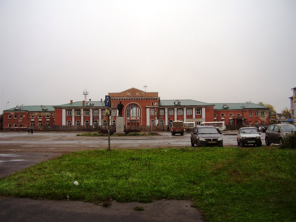 Железнодорожный вокзал в Котласе.