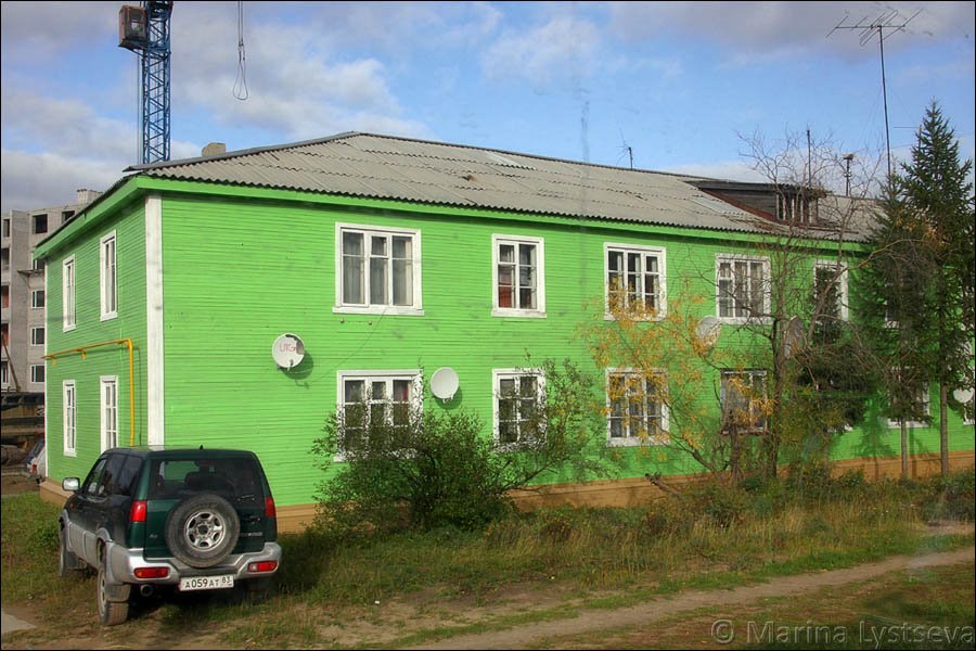 Деревянный дом в весёленькой расцветке