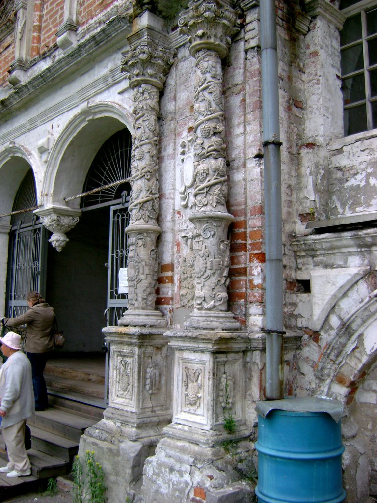 Сольвычегодск, монастырская ц., carved white stone