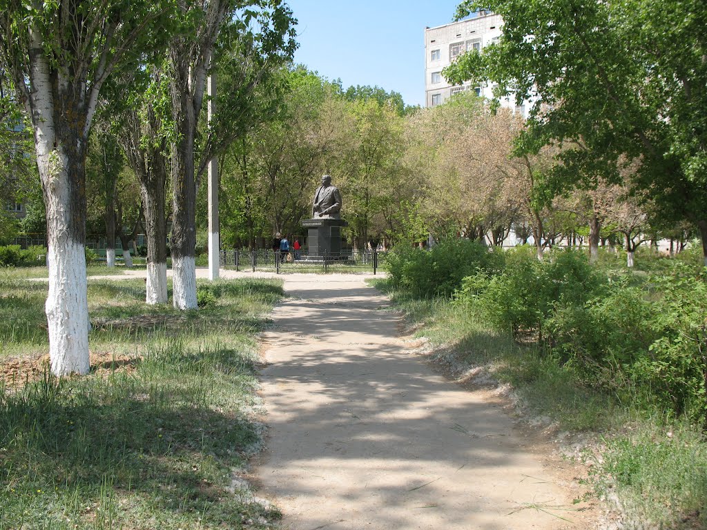 Астраханская обл. Дорожка к памятнику Н.Нариманову