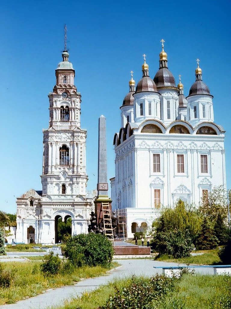 Астраханский кремль. Памятник революционерам, уже не существующий