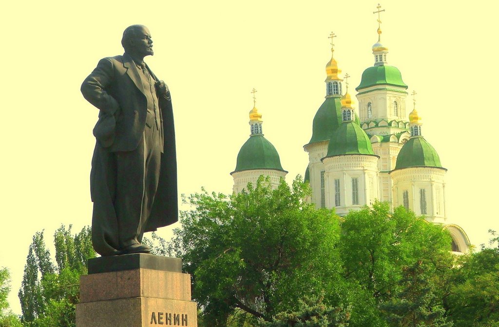 Astrachan - Lenin und die Kathedrale