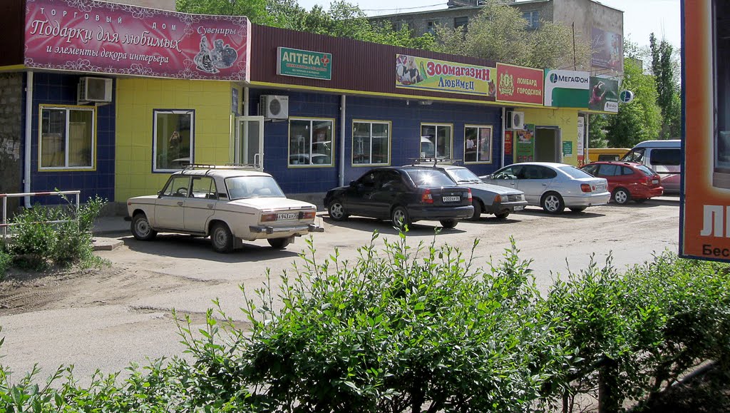 Маленький ТЦ слева от "Хитрого" рынка