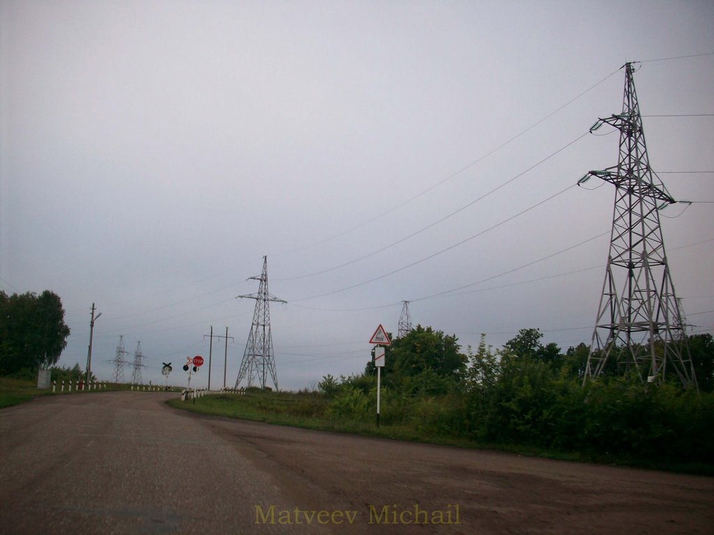 ж.д. переезд и ЛЭП (вид из машины)