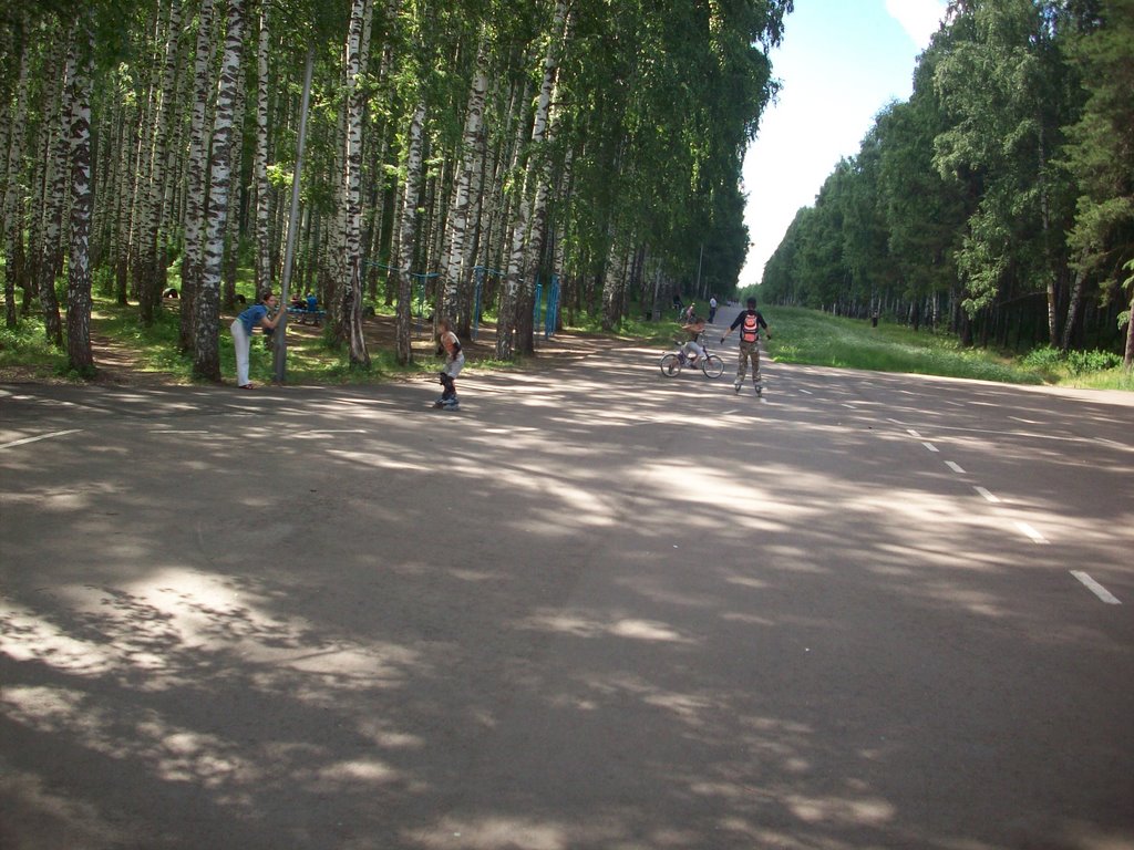 люди отдыхают на тропе "Здоровья"