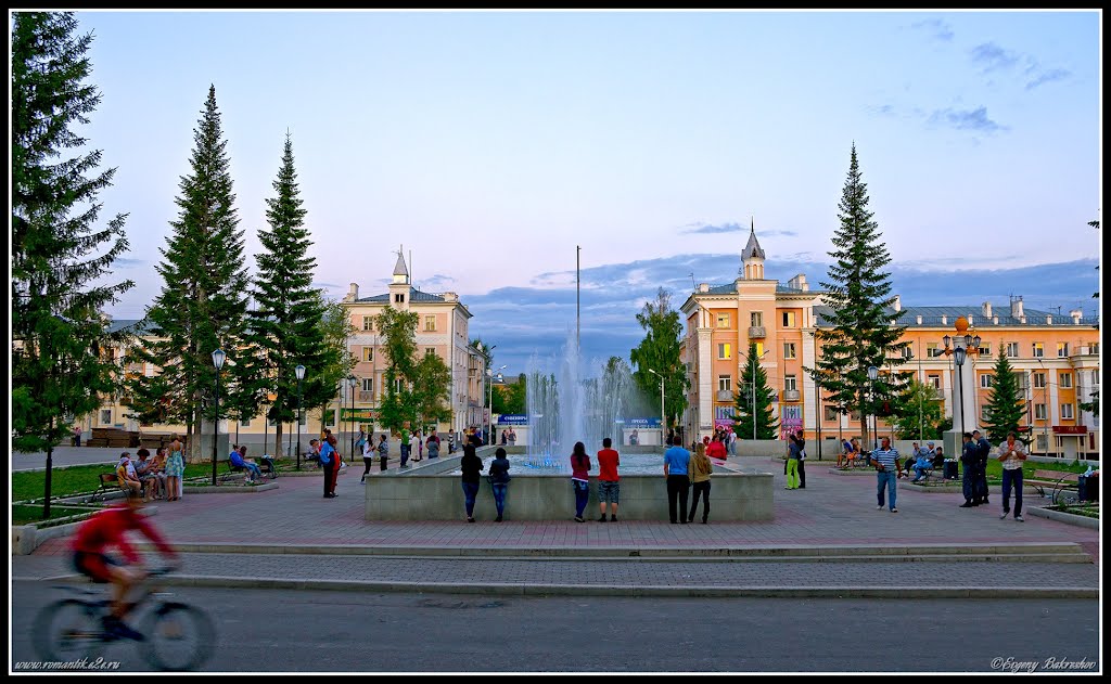 Площадь Металлургов. Вечер у фонтана. (Metallurgists square. Evening at a fountain.)