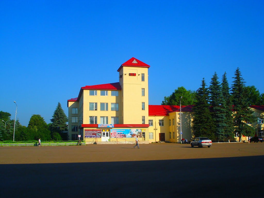 Центральна площа селища