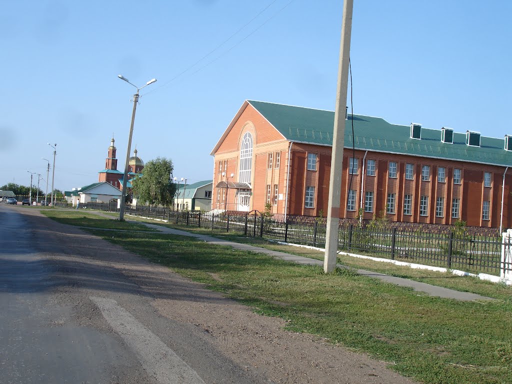 Средняя школа и церковь в Зиргане.