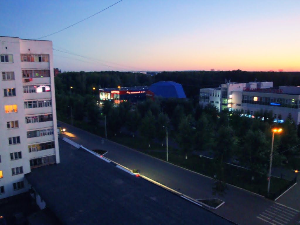 с балкона Елены