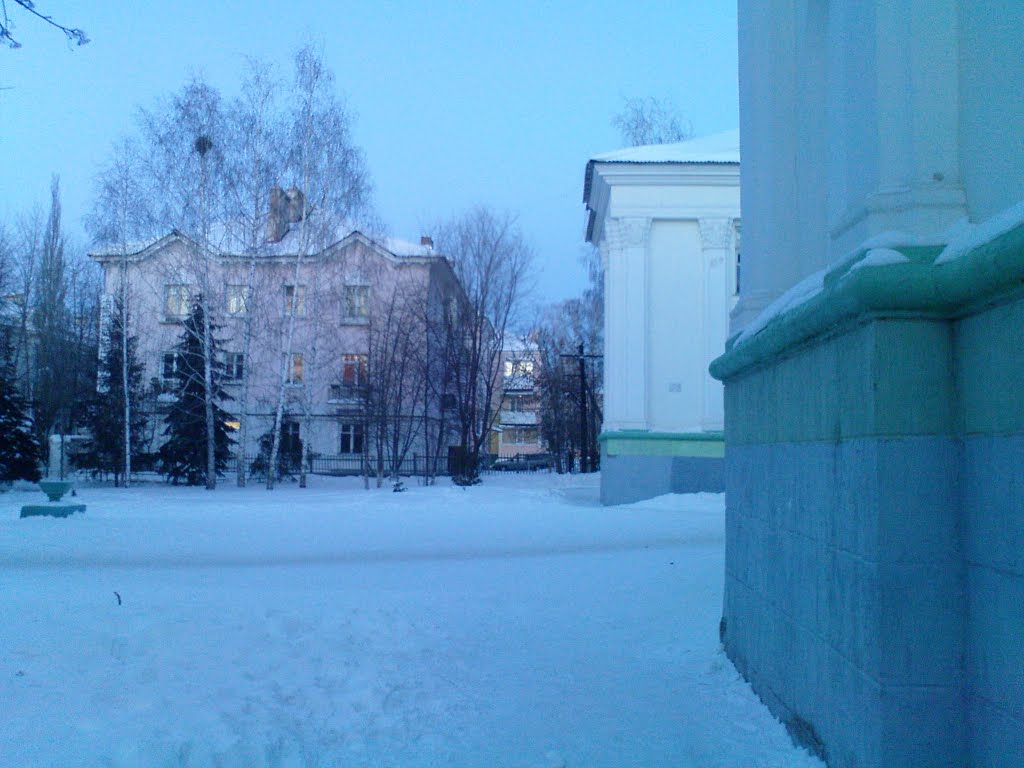 Двор общеобразовательной школы № 15 городского округа город Октябрьский РБ от правого крыла