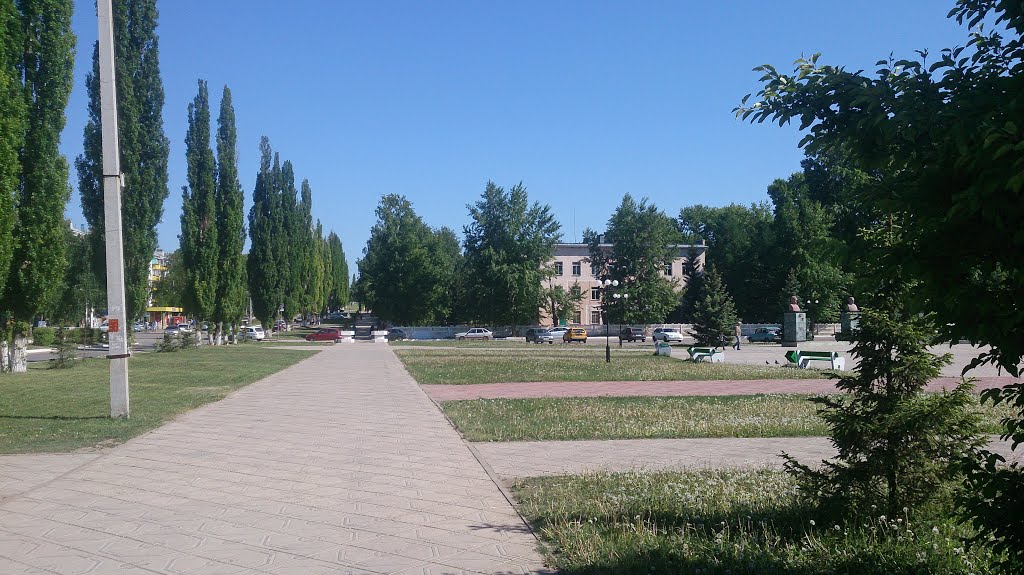 ул. Мичурина возле входа в ЦПКиО, на заднем плане - Поликлиника № 1