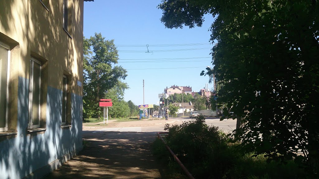 Рядом с пересечением улиц Луначарского и Чехова